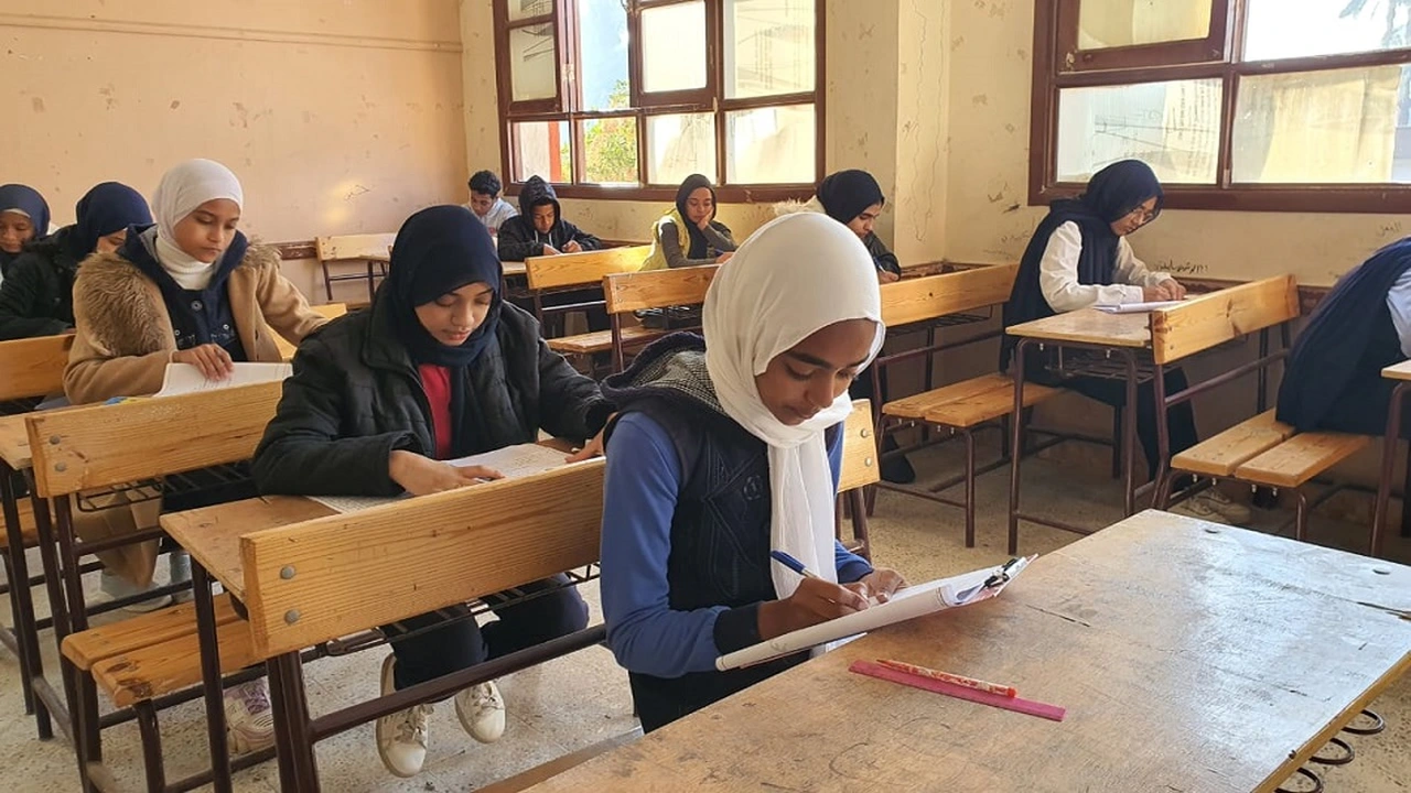 ماذا تعني جملة ‘يا مصر قد خرجت عن الأطواق’ لطلاب الثانوية العامة؟
